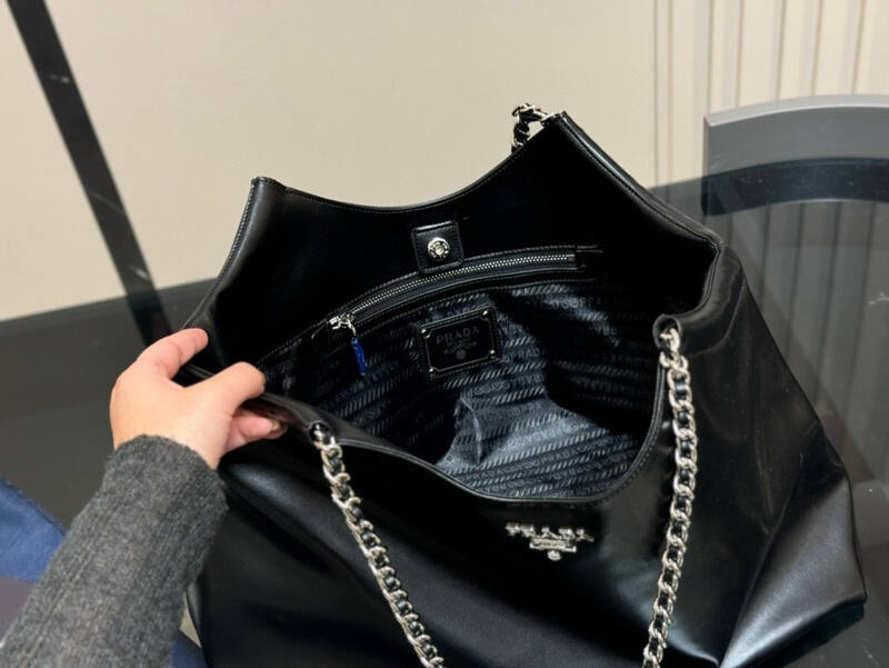 Prada Re-Edition Black shoulder bag — Premium Replica