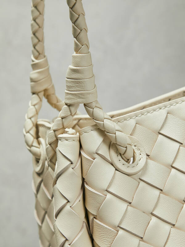 Bottega Veneta White 25x18x10cm shoulder bag — Premium Replica