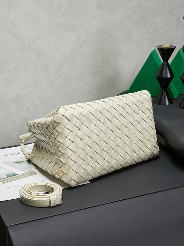 Bottega Veneta White 25x18x10cm shoulder bag — Premium Replica