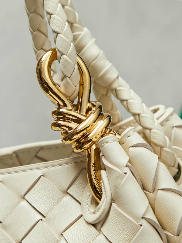 Bottega Veneta White 25x18x10cm shoulder bag — Premium Replica