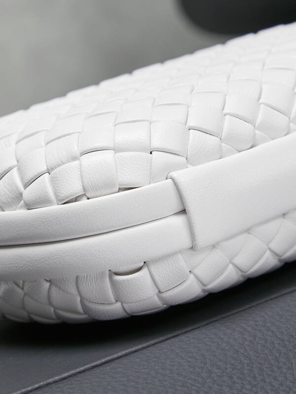Bottega Veneta White Intrecciato leather clutch — Top Quality Replica