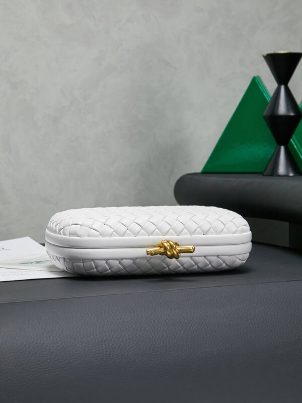 Bottega Veneta White Intrecciato leather clutch — Top Quality Replica