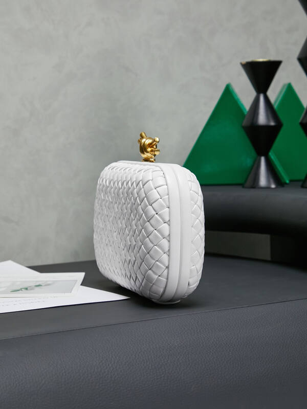 Bottega Veneta White Intrecciato leather clutch — Top Quality Replica