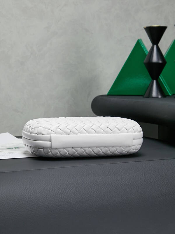 Bottega Veneta White Intrecciato leather clutch — Top Quality Replica
