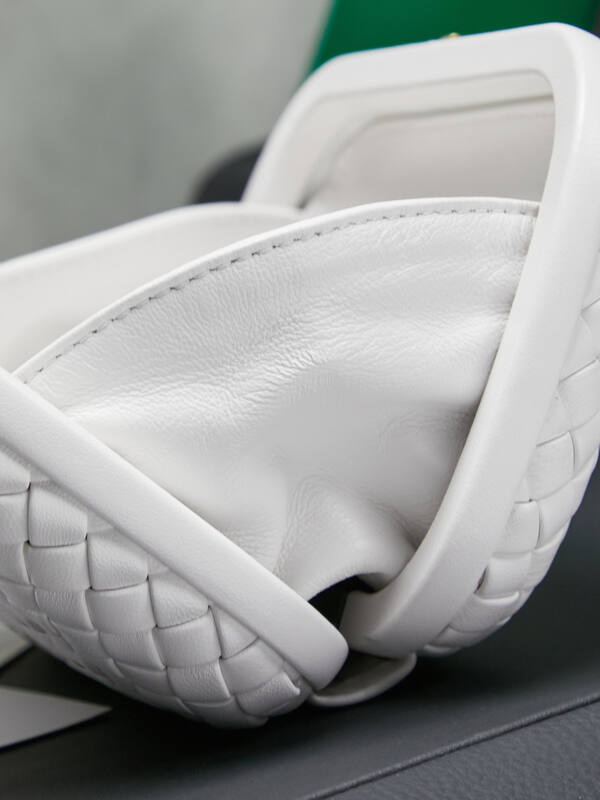 Bottega Veneta White Intrecciato leather clutch — Top Quality Replica