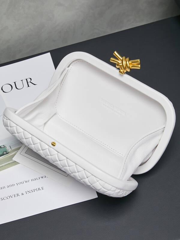 Bottega Veneta White Intrecciato leather clutch — Top Quality Replica