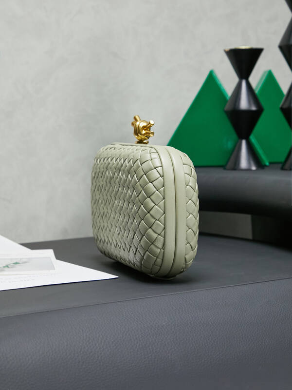 Bottega Veneta Knot Sage green Intrecciato leather clutch — Premium Replica