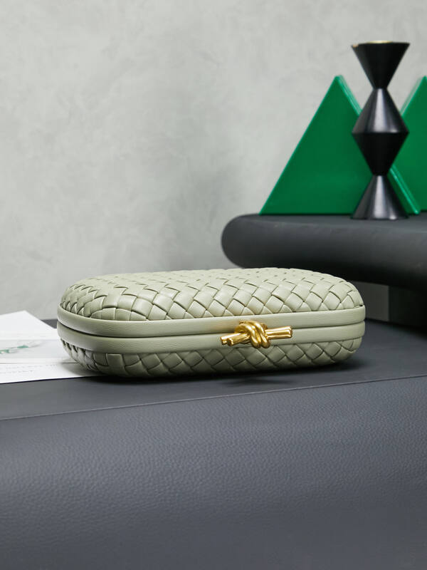 Bottega Veneta Knot Sage green Intrecciato leather clutch — Premium Replica