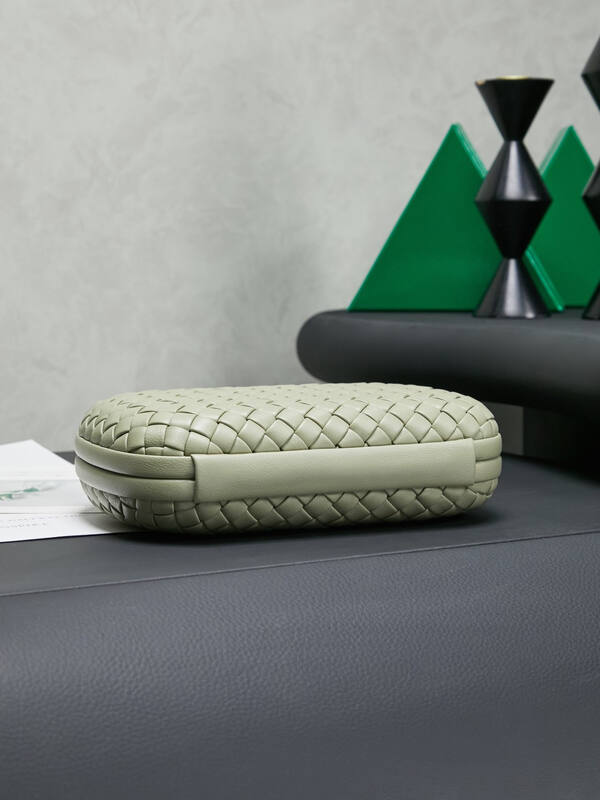 Bottega Veneta Knot Sage green Intrecciato leather clutch — Premium Replica