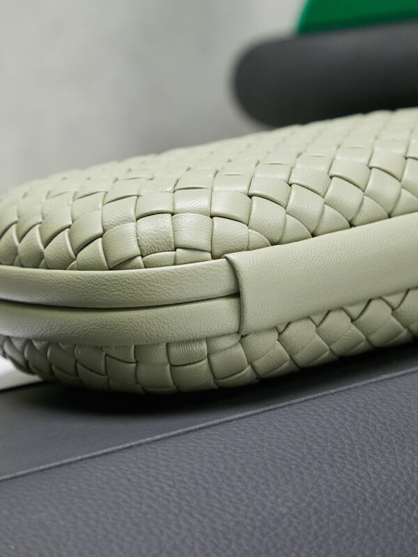 Bottega Veneta Knot Sage green Intrecciato leather clutch — Premium Replica