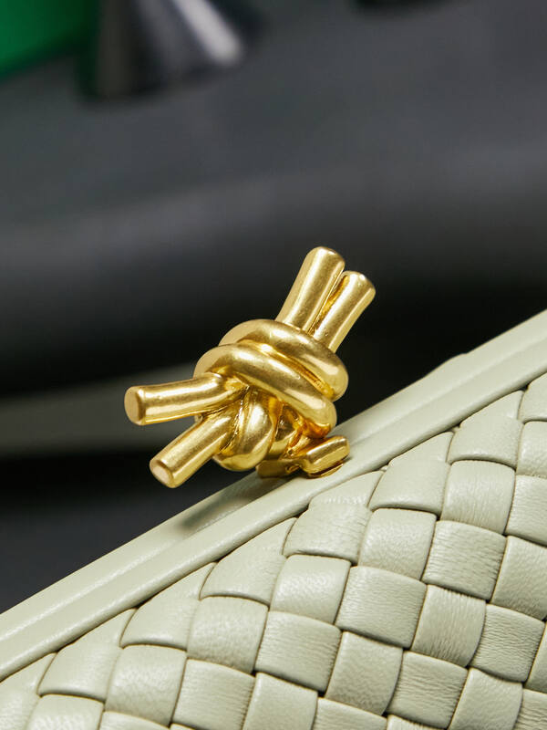 Bottega Veneta Knot Sage green Intrecciato leather clutch — Premium Replica