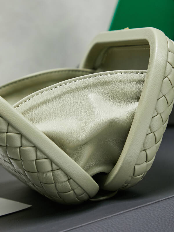 Bottega Veneta Knot Sage green Intrecciato leather clutch — Premium Replica