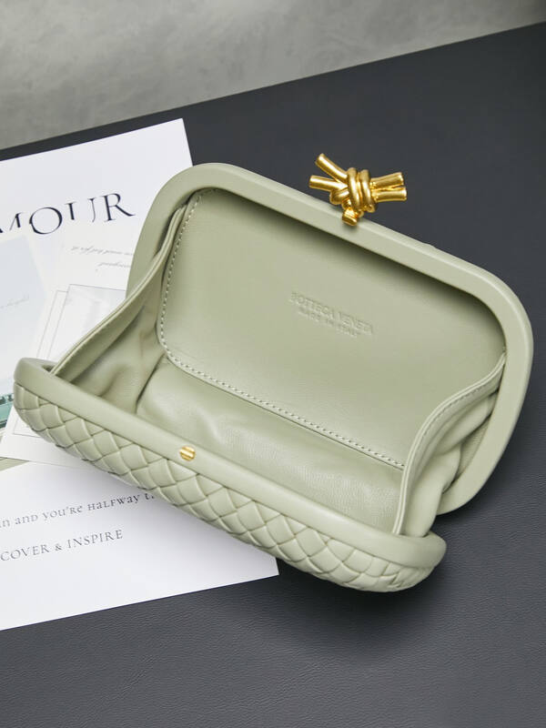 Bottega Veneta Knot Sage green Intrecciato leather clutch — Premium Replica