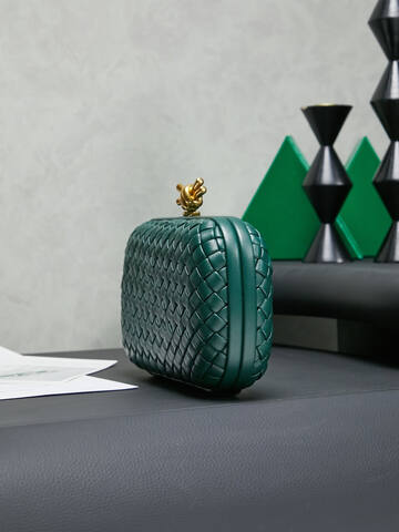 Bottega Veneta Dark green Intrecciato leather 20x12cm clutch 1 1 Replica