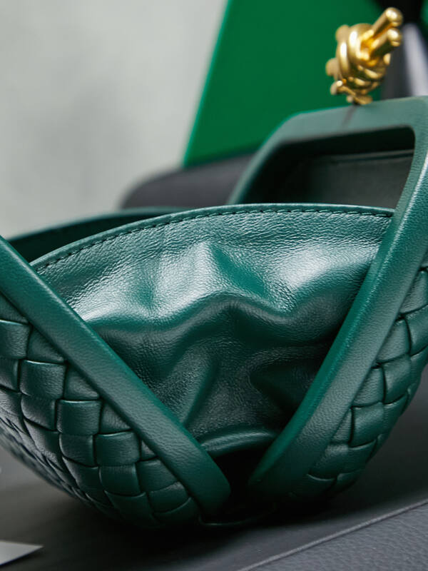 Bottega Veneta Dark green Intrecciato leather clutch — 1:1 Replica