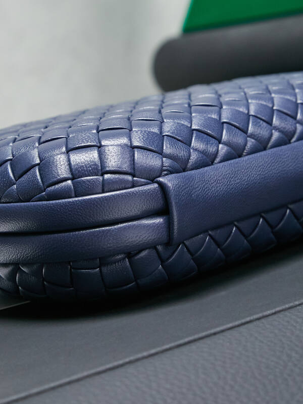 Bottega Veneta Knot Clutch Navy Intrecciato leather clutch — Premium Replica