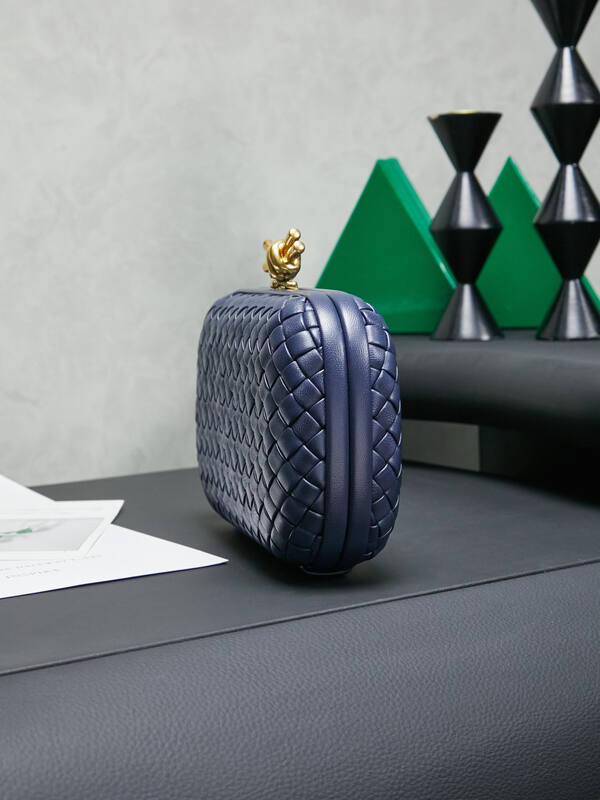 Bottega Veneta Knot Clutch Navy Intrecciato leather clutch — Premium Replica