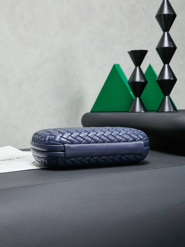 Bottega Veneta Knot Clutch Navy Intrecciato leather clutch — Premium Replica