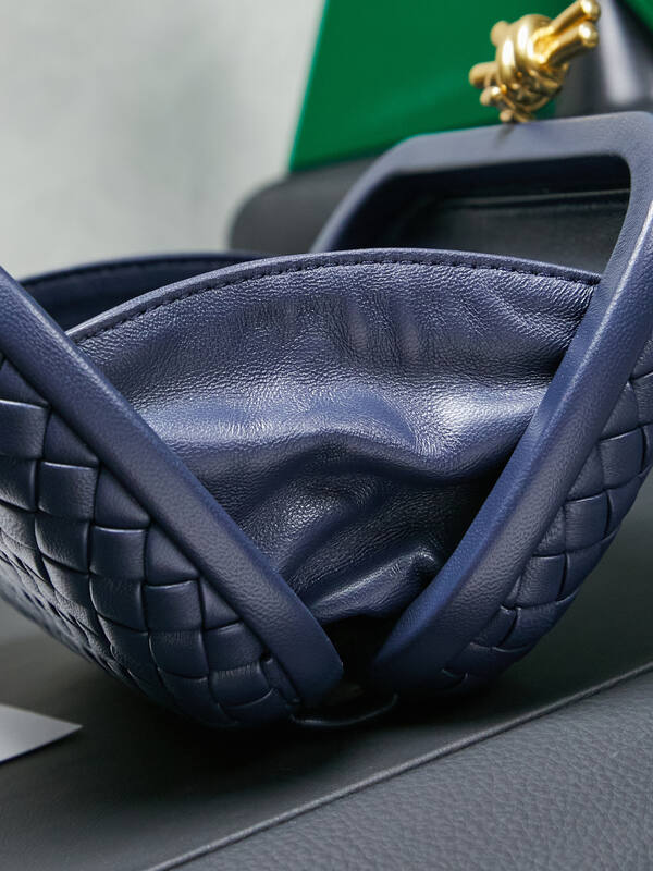 Bottega Veneta Knot Clutch Navy Intrecciato leather clutch — Premium Replica