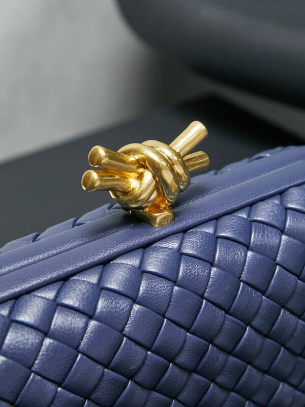 Bottega Veneta Knot Clutch Navy Intrecciato leather clutch — Premium Replica
