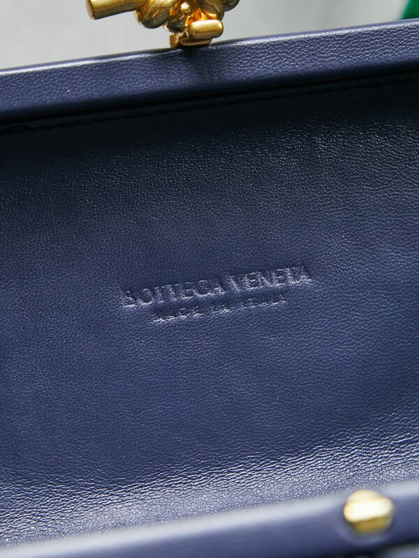 Bottega Veneta Knot Clutch Navy Intrecciato leather clutch — Premium Replica