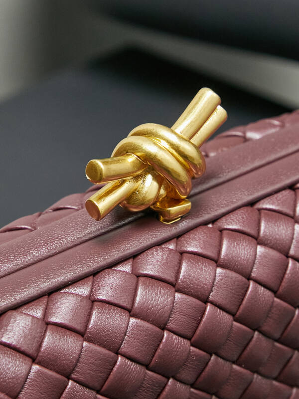 Bottega Veneta Knot Burgundy Intrecciato Leather clutch — Top Quality Replica