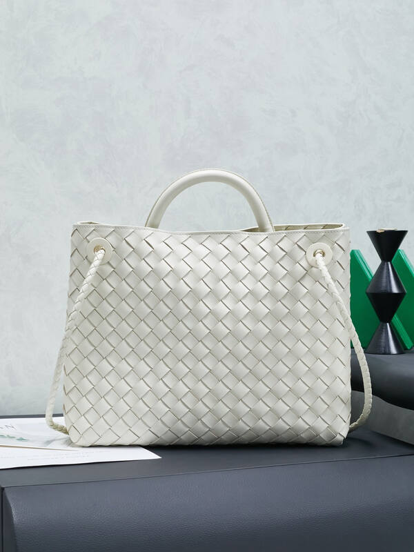 Bottega Veneta White shoulder bag — AAA Quality Replica
