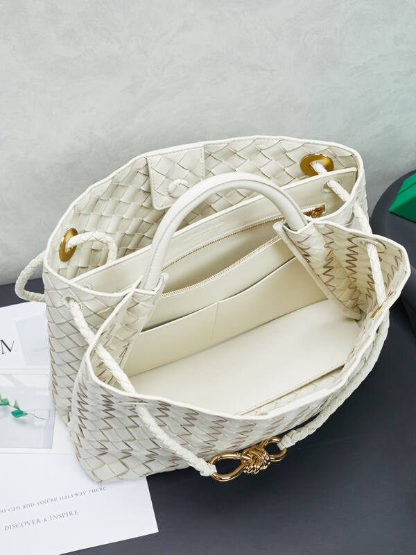 Bottega Veneta White shoulder bag — AAA Quality Replica