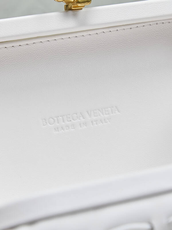 Bottega Veneta White Intreccio leather clutch — 1:1 Replica