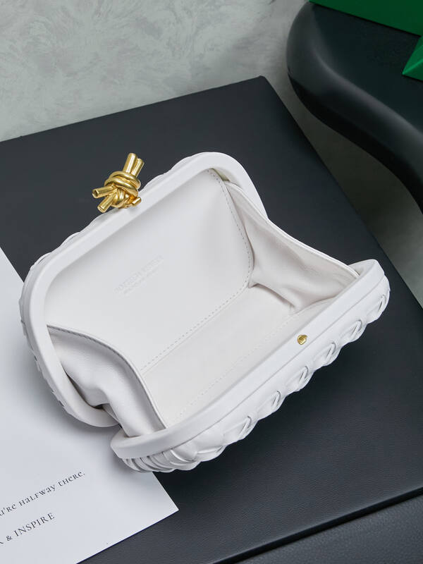 Bottega Veneta White Intreccio leather clutch — 1:1 Replica