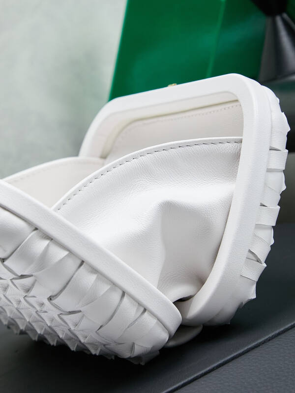Bottega Veneta White Intreccio leather clutch — 1:1 Replica