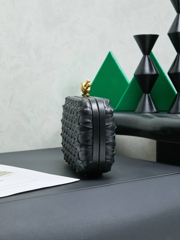 Bottega Veneta Knot Clutch Black Intreccio Leather clutch — Top Quality Replica