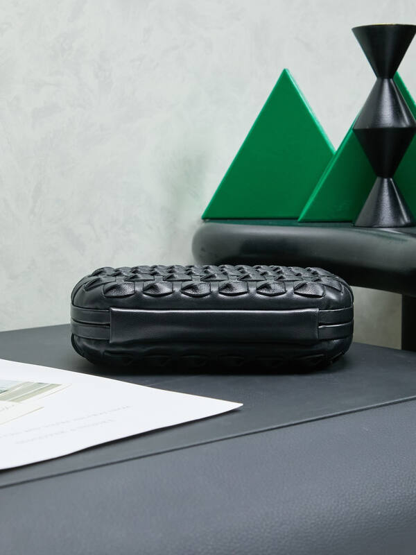 Bottega Veneta Knot Clutch Black Intreccio Leather clutch — Top Quality Replica