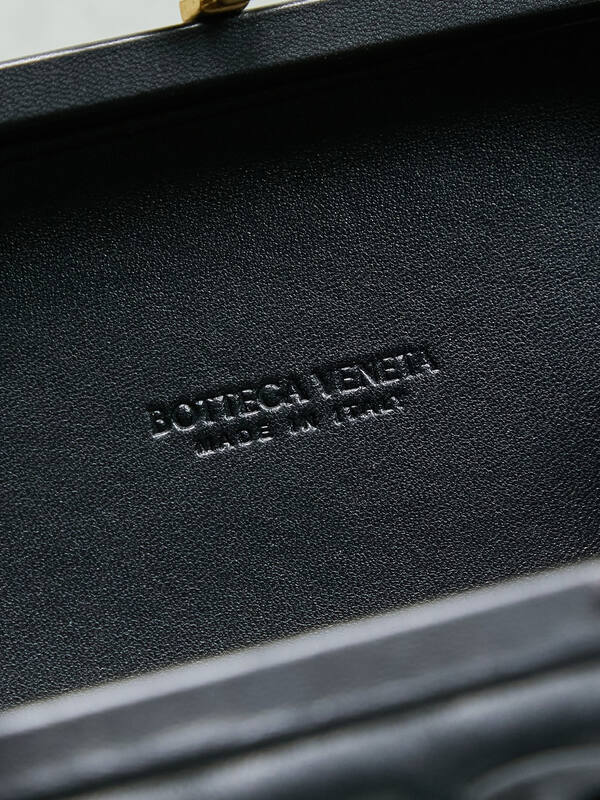 Bottega Veneta Knot Clutch Black Intreccio Leather clutch — Top Quality Replica