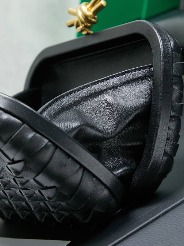 Bottega Veneta Knot Clutch Black Intreccio Leather clutch — Top Quality Replica
